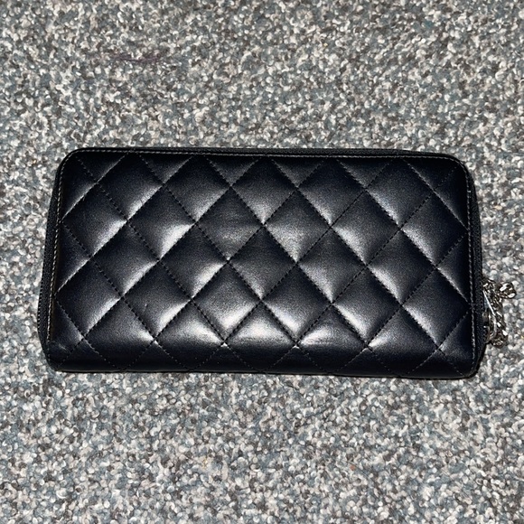 EUC Chanel wallet with COA quilted leather & patent leather “CC” Hot pink inside - Picture 3 of 9